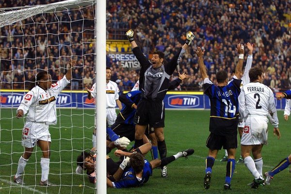 Francesco Toldo face à la Juventus